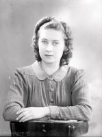   Dziewczyna z krzyżykiem. Ok. 1945 rok , girl wearing a small cross on a chain ca 1945