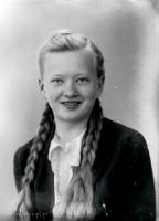   Dziewczyna z warkoczami. Ok. 1943 rok, girl wearing plaits ca 1943
