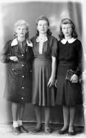   Trzy dziewczyny. Ok. 1945 rok, three girls ca 1945