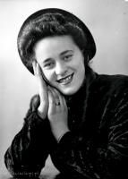   Kobieta w czerni. Ok. 1943 rok, woman dressed in black ca 1943