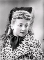 <p>Dziewczyna w woalce. Ok. 1945 rok. girl wearing a veil, ca 1945</p>

