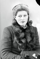   Dziewczyna z mufką Ok. 1945 rok, girl with a muff ca 1945