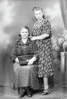  Wnuczka z babcią. Ok. 1945 rok, granddaughter with grandmother ca 1945