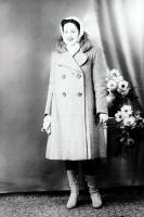   Dziewczyna w kozakach. Ok. 1945 rok, girl wearing knee-high boots ca 1945