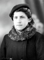 <p>Panna w zimowym ubraniu. Ok. 1945 rok, young woman wearing winter clothes, ca 1945</p>
