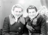 <p>Dwie zimowe dziewczyny. 1945 rok, two girls during winter,ca1945</p>
