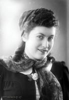 Dziewczyna z apaszką. Ok. 1945 rok  *Girl with a scarf. Ca 1945