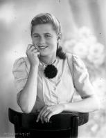 Uśmiechnięta dziewczyna. Ok. 1945 rok *Smiling girl. Ca 1945