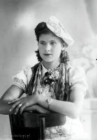 Dziewczyna z fantazyjnym beretem i bachelorem.  Ok. 1950 *Girl with a fancy bonnet and a bachelor. Ca 1,950