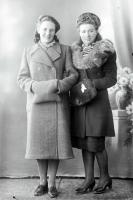 Dziewczyny z mufkami. Ok. 1945 rok *Girls with muffies. Ca. 1945