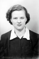 Dziewczyna w sukience z czarnym kołnierzem. Ok. 1945 rok  *A girl in a dress with a black collar. Ca. 1945