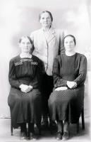 Trzy kobiety. Ok. 1943 rok * three women. Ca. 1943
