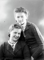 Dwie nastolatki. Ok. 1945 rok  *Two teenagers. Ca. 1945