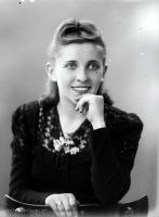 Dziewczyna z pierścionkiem. Ok. 1945 rok *girl with  ring. Ca. 1945