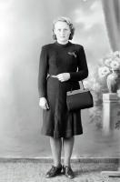Dziewczyna z torebką. Ok. 1945 rok *girl with a handbag. Ca. 1945