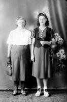 Dwie kobiety z torebkami Ok. 1950 rok *Two women with bags Ca. 1950