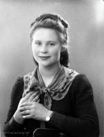 Dziewczyna z pierścionkiem. Ok. 1950 rok *A girl with  ring. Ca. 1950