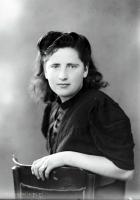 Dziewczyna w czerni. Ok. 1944 rok *Girl in black. Ca. 1944
