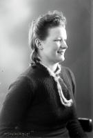 Dziewczyna z prfromilu. Ok. 1950 rok *Girl in prfromile. Ca. 1950