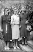 Trzy koleżanki. Ok. 1943 rok *Three girlfriends. Ca. 1943