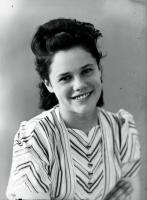 Uśmiechnięta dziewczyna. Ok. 1955 rok