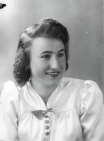 Kobieta uśmiechnięta. Ok. 1945 rok  *Woman smiling. Ca. 1945