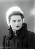 Dziewczyna w zimowym palcie. Ok. 1950 rok *Girl in winter coat. Ca. 1950