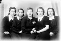 Pięć koleżanek. Ok. 1945 rok  *Five girlfriends. Ca. 1945