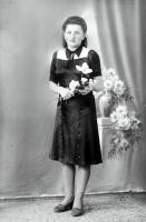 Dziewczyna z kwiatami. Ok. 1945 rok *Girl with flowers. Ca. 1945