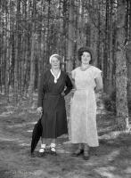 Dwie kobiety w lesie. Ok. 1935 rok. *Two women in  woods. Ca 1935