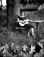 Dziewczyna z gitarą. Ok. 1935 rok.  *Girl with a guitar. Ca 1935