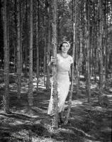 Kobieta na spacerze w lesie w okolicach Podbrodzia. Ok.1930 rok. *Woman on a walk in  woods in  vicinity from Podbrodzie. caq1930