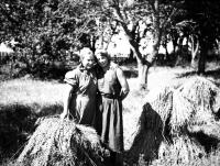 Dwie kobiety podczaas żniw. Ok. 1930 rok.  *Two women podczaas harvest. Ca 1930