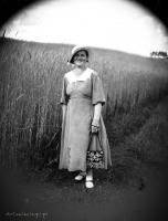Kobieta na polnej drodze. Ok. 1935 rok.  *A woman on a dirt road. Ca  1935