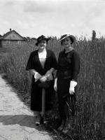 Dwie kobiety w polu. Ok. 1930 rok.  *Two women in  field. Ca 1930
