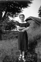 Kobieta w ogrodzie przed domem. Ok. 1930 rok.  *Woman In  garden in front from  house. Ca. 1930 .