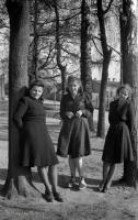 Trzy dziewczyny w Białymstoku. Ok. 1950 rokThree girls in Bialystok. Ca. 1950