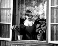 Dziewczyna w oknie. Ok. 1935 rok *girl in  window. Ca. 1935