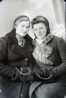  Dwie kobiety z mufkami ; Two women wearing muffs<br />Dofinansowano ze srodków Ministerstwa Kultury i Dziedzictwa Narodowego i Starostwa Powiatowego w Bialymstoku.<br />