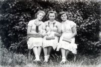  Trzy panie na ławce ; Three ladies sitting on a bench<br />Dofinansowano ze srodków Ministerstwa Kultury i Dziedzictwa Narodowego i Starostwa Powiatowego w Bialymstoku.<br />