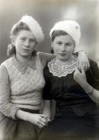  Dwie kobiety w czapkach ; Two women wearing caps<br />Dofinansowano ze srodków Ministerstwa Kultury i Dziedzictwa Narodowego i Starostwa Powiatowego w Bialymstoku.<br />