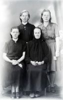  Cztery kobiety w czerni ; Four women wearing black<br />Dofinansowano ze srodków Ministerstwa Kultury i Dziedzictwa Narodowego i Starostwa Powiatowego w Bialymstoku.<br />