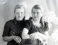  Dwie dziewczyny na jednym krześle ; Two young girls sitting on one chair<br />Dofinansowano ze srodków Ministerstwa Kultury i Dziedzictwa Narodowego i Starostwa Powiatowego w Bialymstoku.<br />