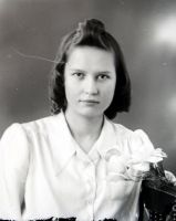  Dziewczyna z kwiatkiem ; A girl holding a white flower<br />Dofinansowano ze srodków Ministerstwa Kultury i Dziedzictwa Narodowego i Starostwa Powiatowego w Bialymstoku.<br />