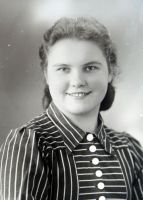  Dziewczyna w bluzce w pasy ; A girl dressed in a striped blouse<br />Dofinansowano ze srodków Ministerstwa Kultury i Dziedzictwa Narodowego i Starostwa Powiatowego w Bialymstoku.<br />