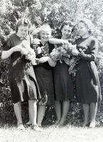  Dziewczyny z kwiatami bzu ; Young girls with lilac flowers<br />Dofinansowano ze srodków Ministerstwa Kultury i Dziedzictwa Narodowego i Starostwa Powiatowego w Bialymstoku.<br />