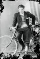 Mężczyzna z rowerem. Ok. 1944 rok
A man with a bike. Circa 1944.