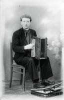 Muzykant z harmonią pedałową. Ok. 1943 rok
A musician with a concertina. Circa 1943.