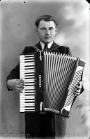 Mężczyzna z akordeonem Hohner. Ok. 1945 rok
A man with a Hohner accordeon. Circa 1945.