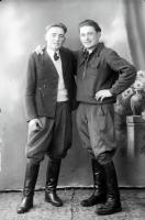 Kawalerowie w butach z cholewami. Ok. 1943 rok
Bachelors in kneehigh boots. Circa 1943.